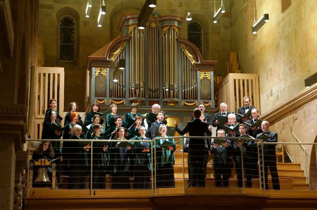 Der Leipziger Synagogalchor widmet sich intensiv und engagiert der Pflege jüdischer Musik. Die 35 Sängerinnen und Sänger – sämtlich Nichtjuden – bringen seit der Chorgründung 1962 jene Musik auf die Konzertpodien der Welt, die ihre Vorfahren beinahe vollständig vernichtet hätten.