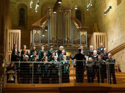 Der Leipziger Synagogalchor widmet sich intensiv und engagiert der Pflege jüdischer Musik. Die 35 Sängerinnen und Sänger – sämtlich Nichtjuden – bringen seit der Chorgründung 1962 jene Musik auf die Konzertpodien der Welt, die ihre Vorfahren beinahe vollständig vernichtet hätten.
