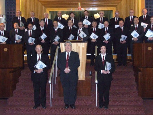 Die London Cantorial Singers wurden 1995 von Ian Lyons gegründet. Der Chor interpretiert einst populäre, heute eher rar gewordene Synagogalmusik - möglichst dicht an der Originalversion des Komponisten.