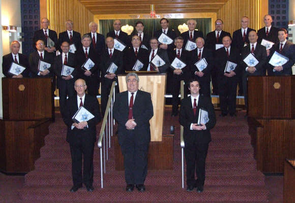 Die London Cantorial Singers wurden 1995 von Ian Lyons gegründet. Der Chor interpretiert einst populäre, heute eher rar gewordene Synagogalmusik - möglichst dicht an der Originalversion des Komponisten.