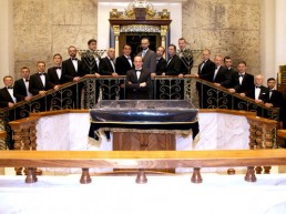 Der Male Choir of Cantorial Art Academy wurde 1989 mit persönlicher Unterstützung des damaligen Präsidenten der UdSSR, Michail Gorbatschow, unter Hilfe der russischen jüdischen Gemeinschaft und dem Joint Distribution Committee gegegründet.