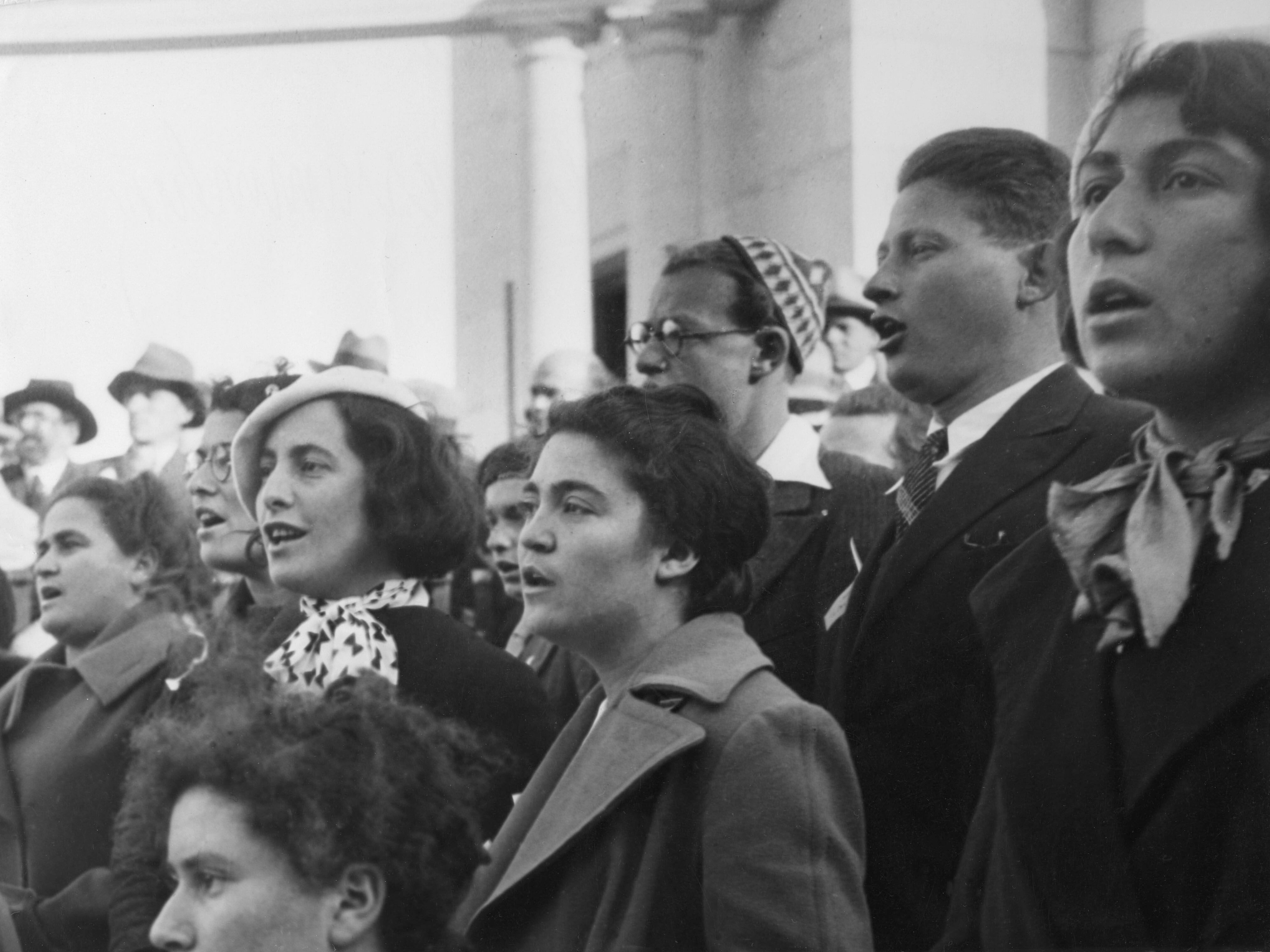 Palästina als britisches Mandat 1922–48: Jüdische Einwanderung. Singen der HaTikwah (= die Hoffnung; später Nationalhymne Israels) auf einer Versammlung jüdischer Einwanderer. Foto, um 1935.