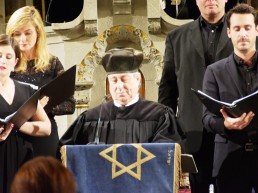 Kantor Isaac Sheffer singend in der Synagoge Rykestraße